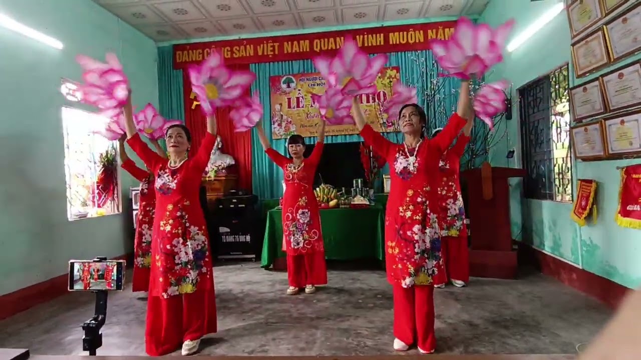 Con về mừng thọ mẹ cha múa dân vũ