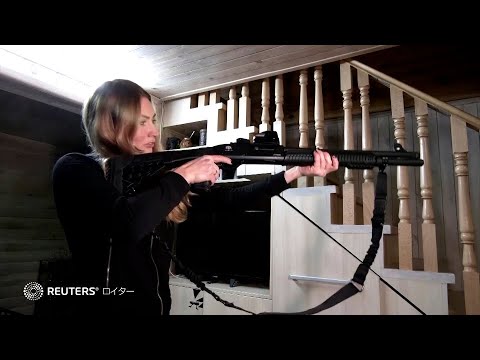 「息子を守るために戦う」銃を手に取るウクライナの母親
