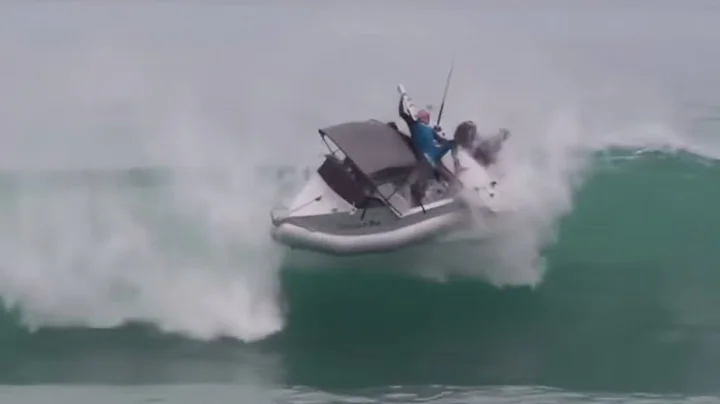 8  Massive Waves - eat Small Boats,ships