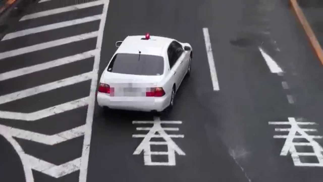 警察 イエローカットした違反車を捕える白い覆面パトカー Youtube
