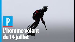 Un homme volant lors du défilé du 14 juillet