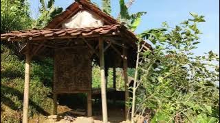 Berjalan di lereng bukit menuju ke saung sawah