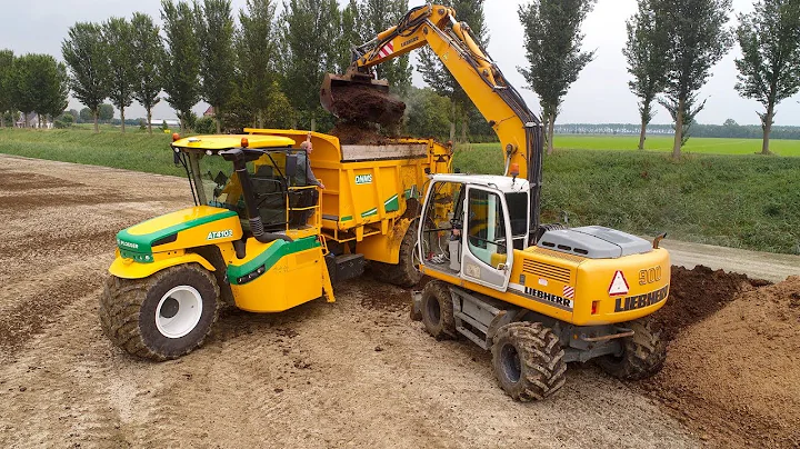 Spreading chicken manure | Ploeger AT4103 DNMS Teb...