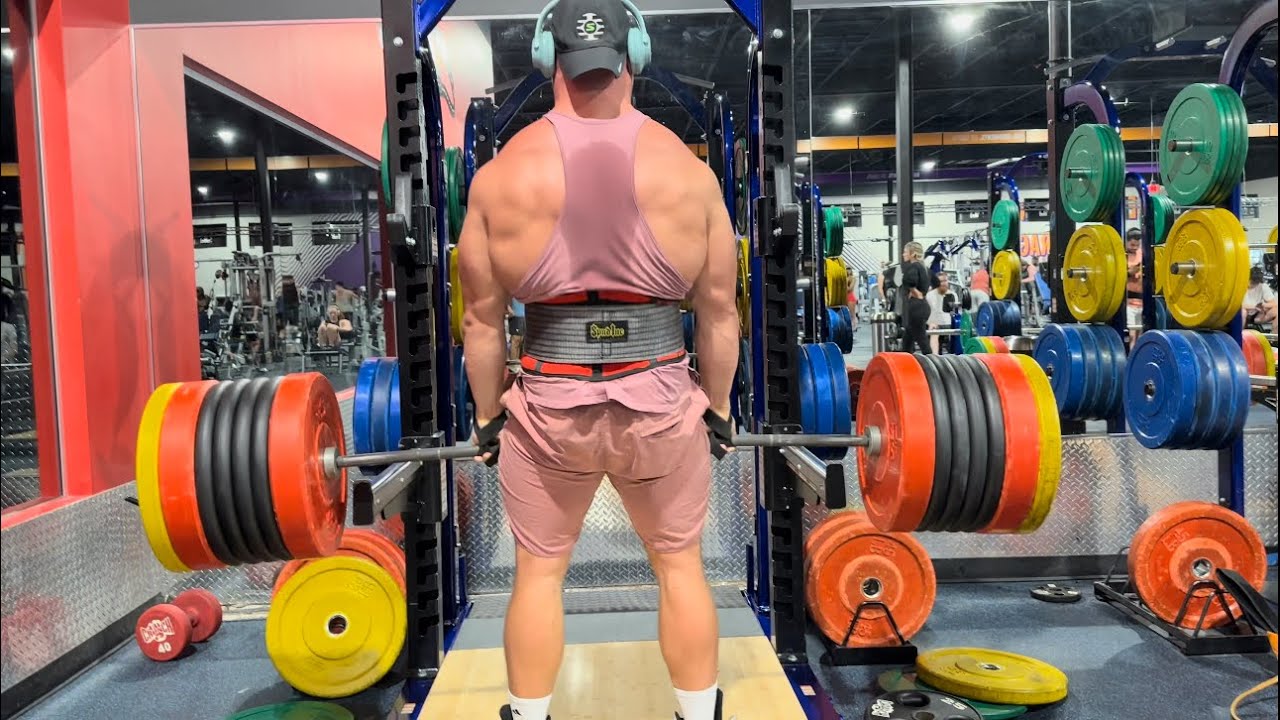 Jaws Dropped at Crunch Fitness as Man Consumes 1,000 calories of snacks