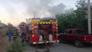 Incendio estructural en Vara Gruesa, Bomberos de Linares acudió con tres carros para combatirlo