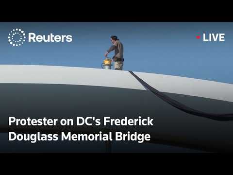 Protesta contra la guerra en Irán en el puente Frederick Douglass de Washington D.C.