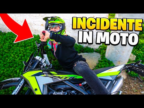 CADO DALLA MOTO e RIMANGO INCASTRATO..😨PRIMA VOLTA in MOTO! *incidente*