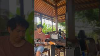 Ridho Slank prefers to clean his guitar in his free time during the fasting month