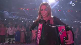 Melissa Naschenweng - I steh auf Bergbauernbuam - Silvester Show mit Francine Jordi und Jörg Pilawa