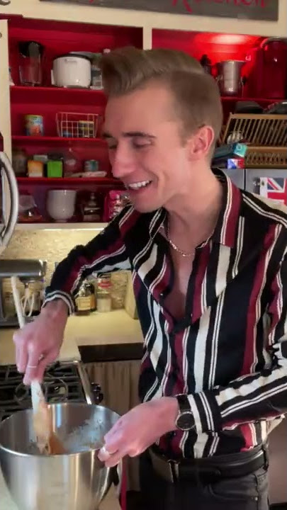 Dylan Hollis - TOMATO SOUP CAKE (TikTok Vintage Recipe)