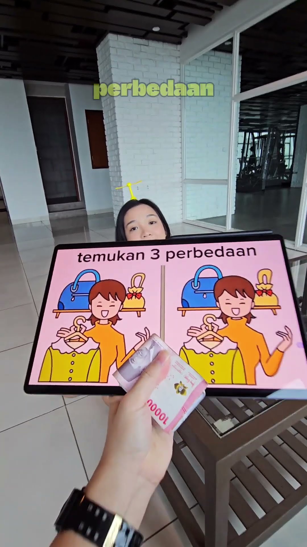 CARI 3 PERBEDAAM GAMBAR PENJAGA TOKO BAJU INI!