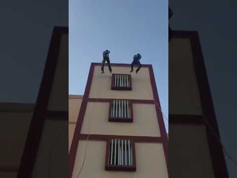 نزول حبال من سطح المبنى