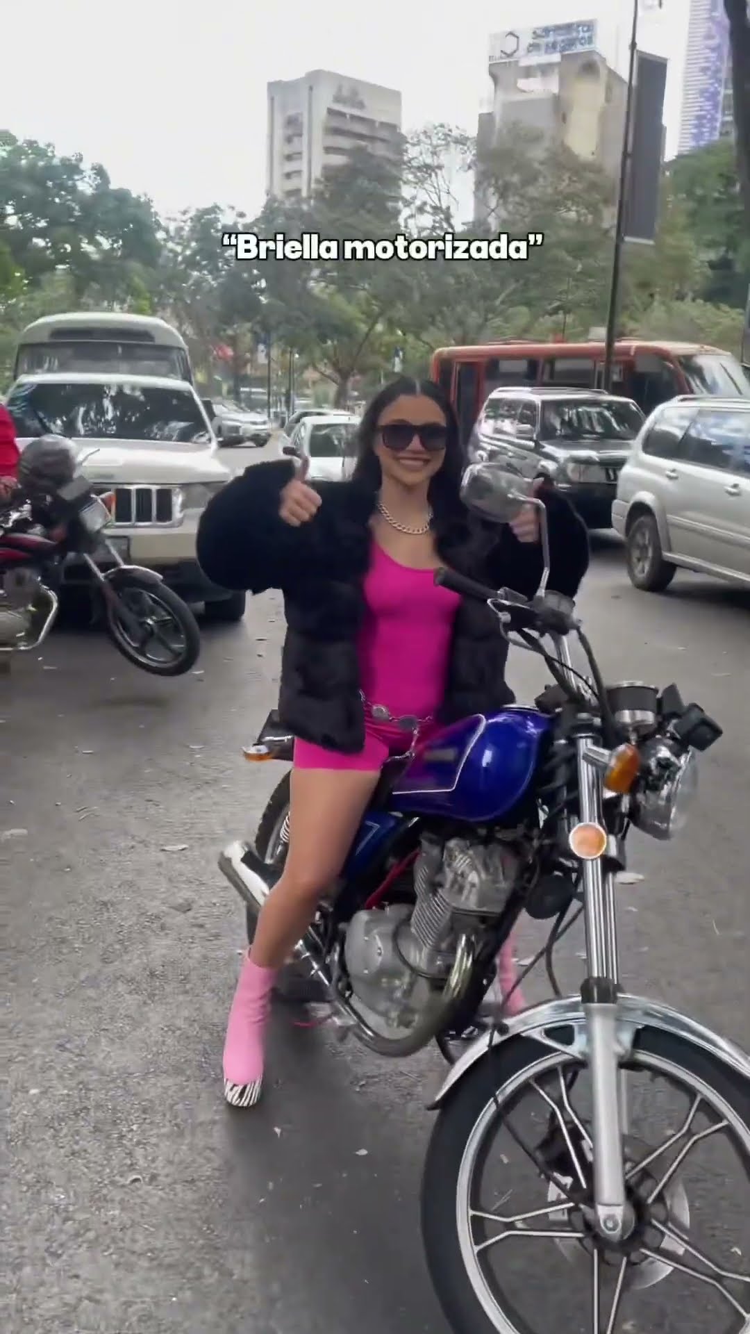 El RETO de grabar un VIDEO MUSICAL EXTREMO ?️? (“manejando” moto sin saber) | BULULÚ #códigorosa