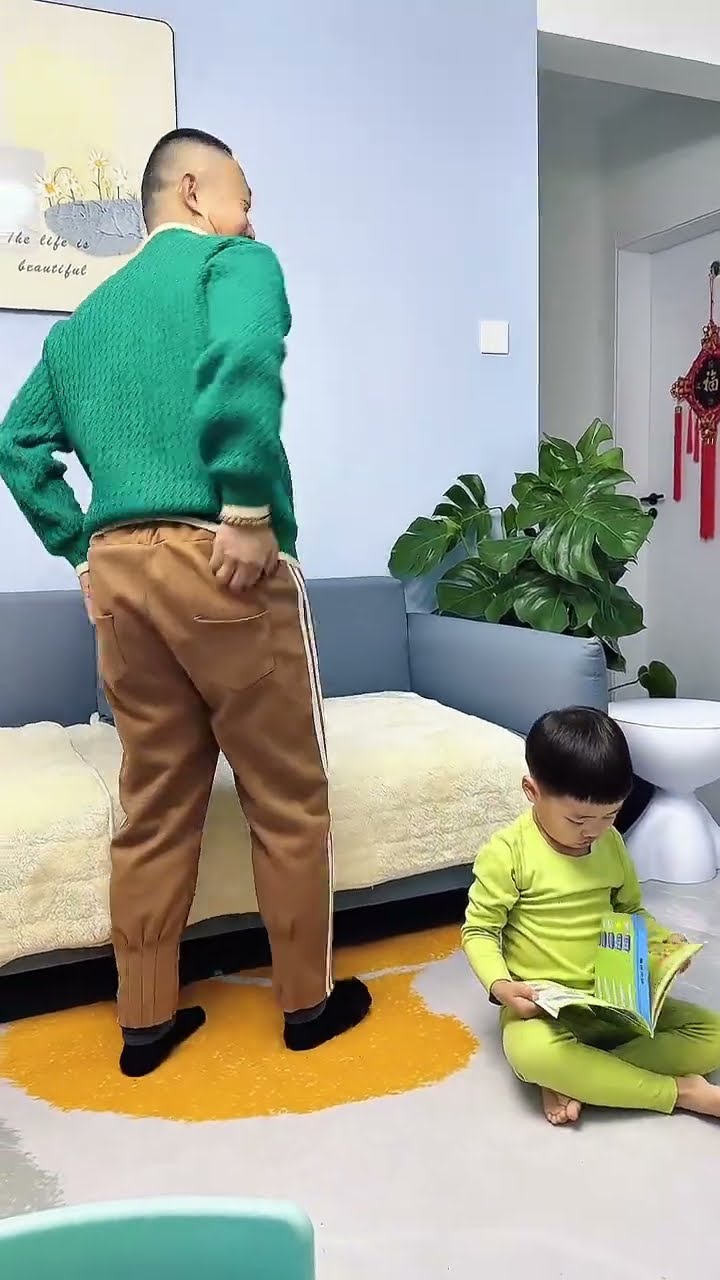 爸爸偷藏私房钱，这下懵了吧！#Cute baby#Cute#呆萌小米宝#聪明宝宝#萌娃#整蛊#测试