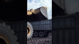 Cat 992C Crushing The Load Watch This Beast Move Mountains
