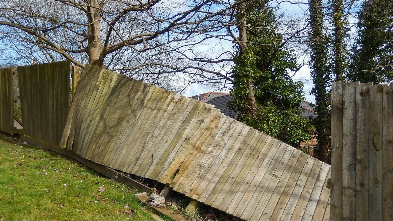 Car crashes into fence - YouTube