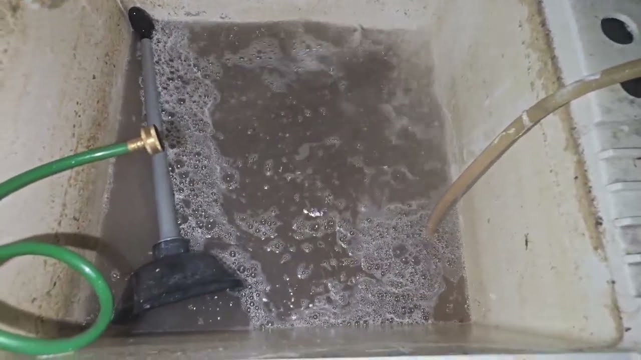 Забитый жиром слив раковины в прачечной