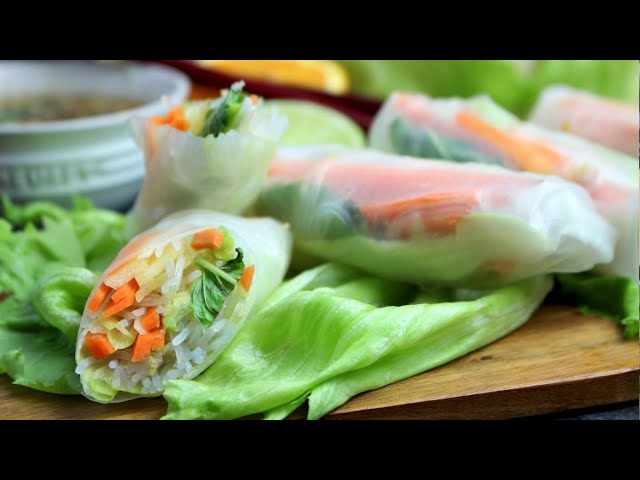 Rollitos de papel de arroz, lechuga, vegetales y atún