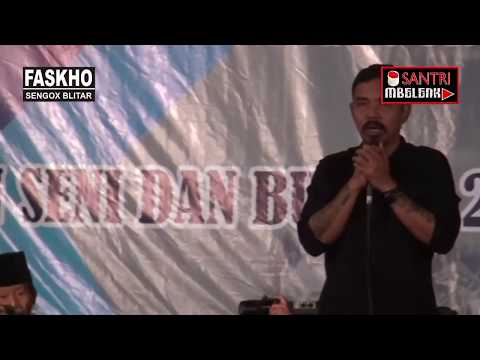 Sholawat Solatulloh Salamulloh Dibawakan Kyai Kanjeng Dan Diikuti Ribuan Jama Ah Di Stkip Pgri