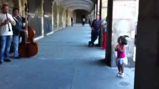 Bibi Dançando Música Russa? Em Paris