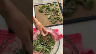 🍕🥬 Pizza Kale Chips! 👉recipe in comments! #rawvegan #pizza #kale #chips