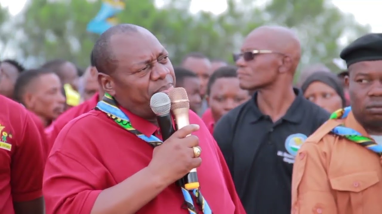 MKUU WA WILAYA YA CHAMWINO AKIKABIDHI MWENGE WA UHURU 2025 KATIKA WILAYA YA CHEMBA