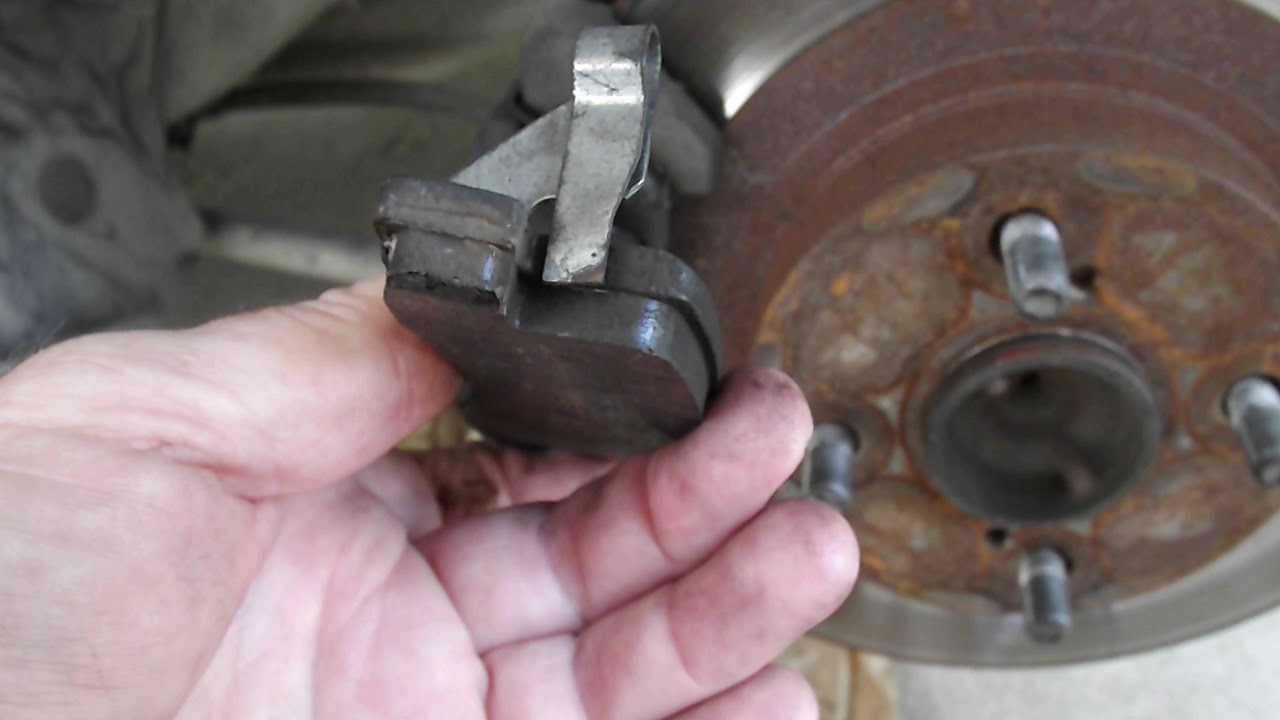 Brake pads and caliper problem on rear wheels Toyota Corolla AE102