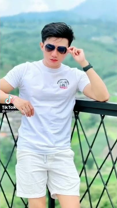 Ganteng ples keren pake kacamata item