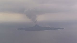 新たな火口、溶岩が海に 西之島、警戒範囲拡大