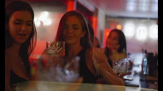 En El Bar (Video Oficial) Reggaeton CRISTIANO 2022 | Arias
