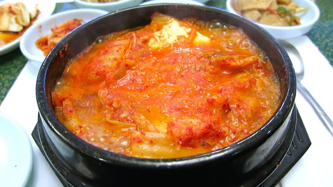 KIMCHI STEW KOREAN FOOD VLOG - YouTube