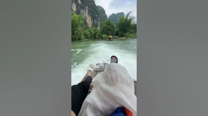 Yangshuo, Guilin, China ， Tourists riding bamboo rafts - DayDayNews