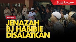 Pelayat dan Keluarga Langsungkan Salat Jenazah di Rumah Duka Habibie