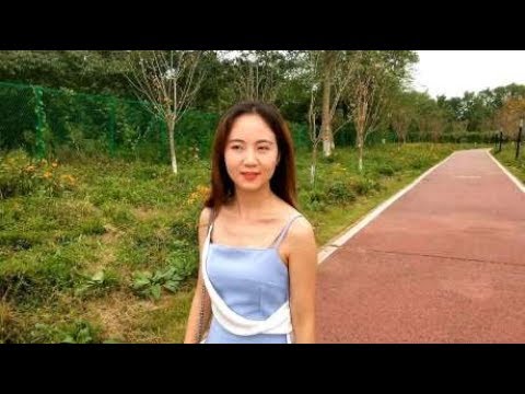 美女歌手一曲经典情歌《长相依》听得人心醉，瞬间打动你的心！