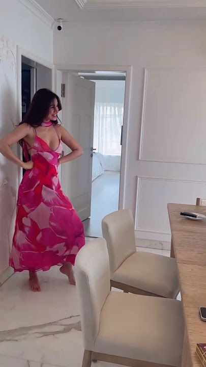 Disha Patani gets a BEAUTIFUL surprise by her friends on her birthday 🎂 #shorts #dishapatani