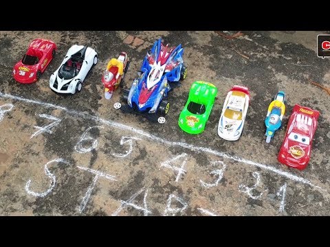 Đồ chơi xe ô tô, xe mô tô, chơi trò đua xe với bạn tũn