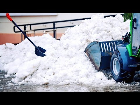 В Астане устраняют последствия рекордного снегопада