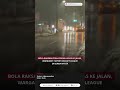 Sebuah bola raksasa bertema Piala Dunia mendadak terlepas, menggelinding di jalan raya San Salvador