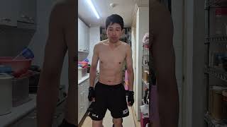 40대 건강을 위해 운동을 합니다. 가슴 운동 첫 세트에서 다리를 떨었습니다.