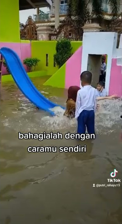 sekolah kami banjir gaes 🤣🤣 #bahagia itu murah