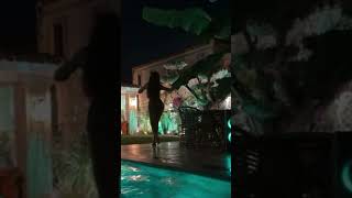Selin Ciğerci'den havuz başında kalça dansı!  Banu Alkan'a gönderme yaptı