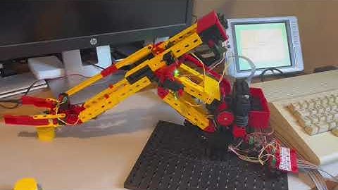Fischertechnik Roboter von 1992 gesteuert durch C64