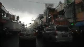 Status wa, story WA, IG, FB bawa mobil saat hujan