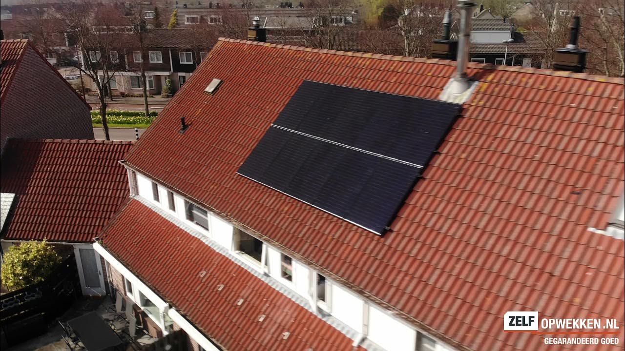 Mooie set van 10 zwarte zonnepanelen (stringomvormer) geplaatst op