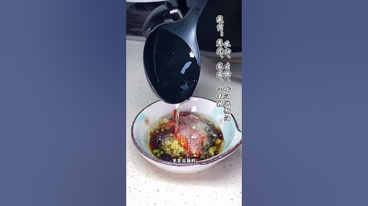 白灼生蠔，新鮮脫殼生蠔，白灼2分鐘，搭配兩種蘸醬，吃出不同的風味。