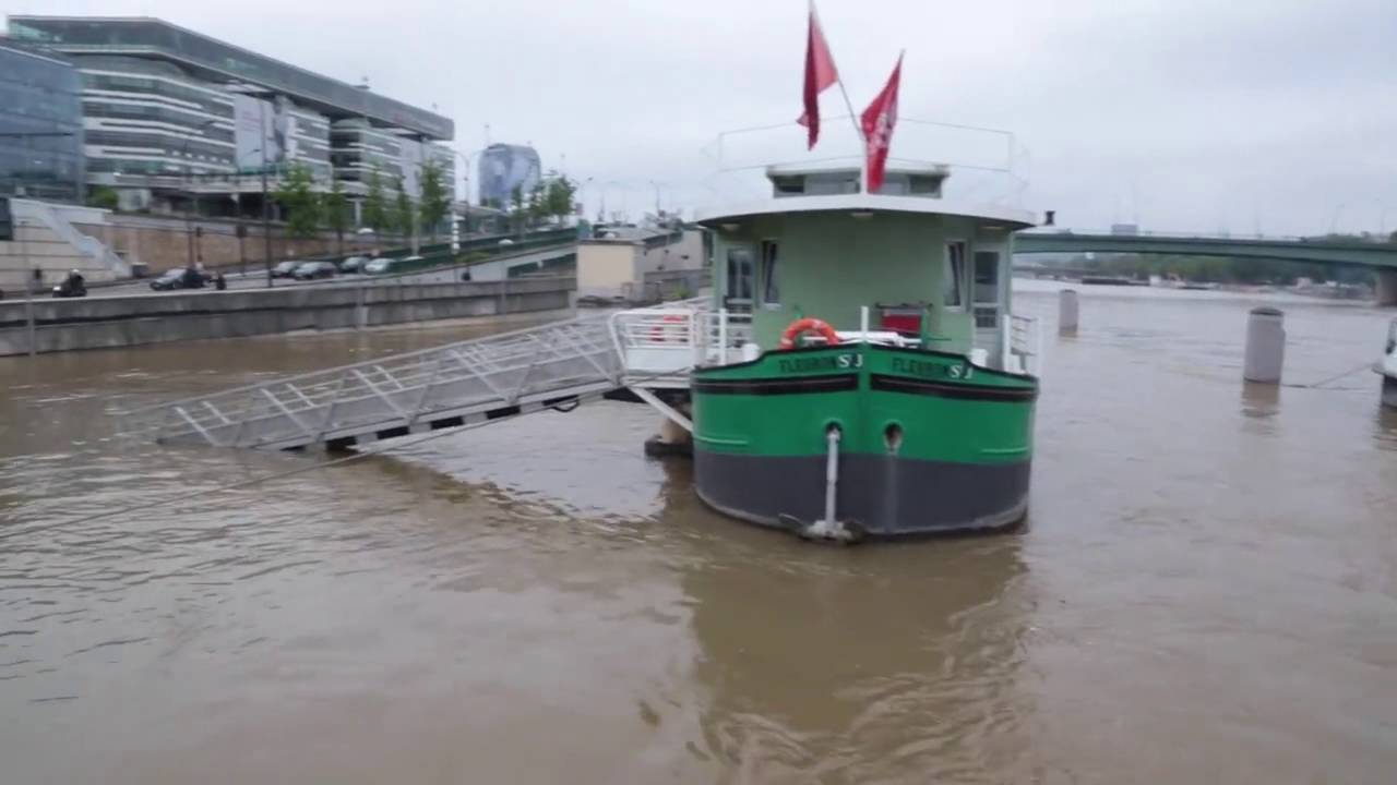 La péniche Thalassa et ses abords, pendant la crue de la seine. France 3