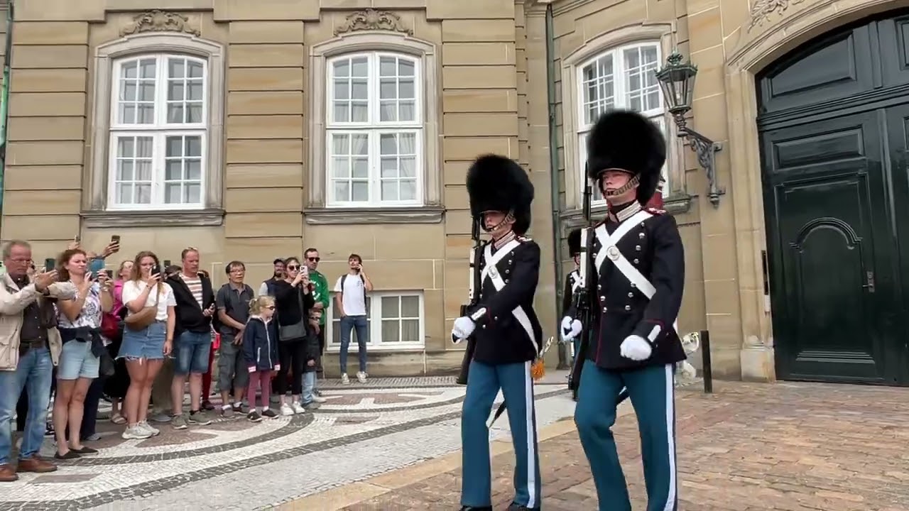 Pergantian Penjaga di Amalienborg Palace Copenhagen Denmark