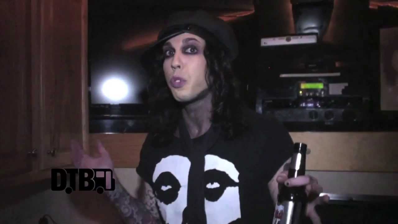 Vampires Everywhere! / Michael Vampire - BUS INVADERS Ep. 463