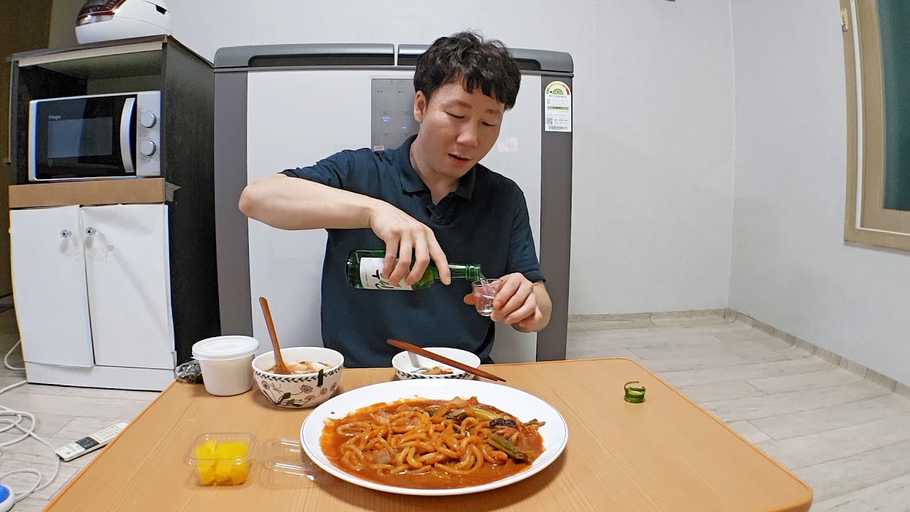 모아둔 돈도 없어 결혼 못한 혼자가 편한  40대 직장인 대전 총각의 일상 먹방 혼술 브이로그.(낙곱새)