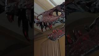 Огромная красная пасть Динозавра. Смотрите видео целиком на канале! #путешествия #динозавры #европа